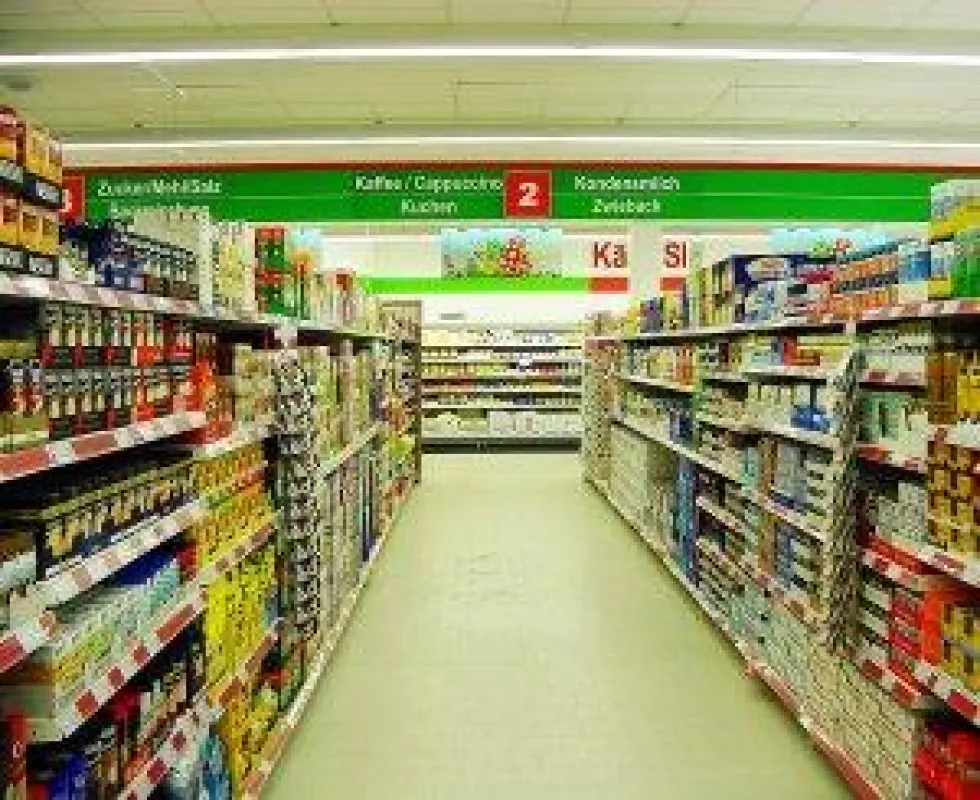 Überangebot in deutschen Supermarktregalen/ Photocase