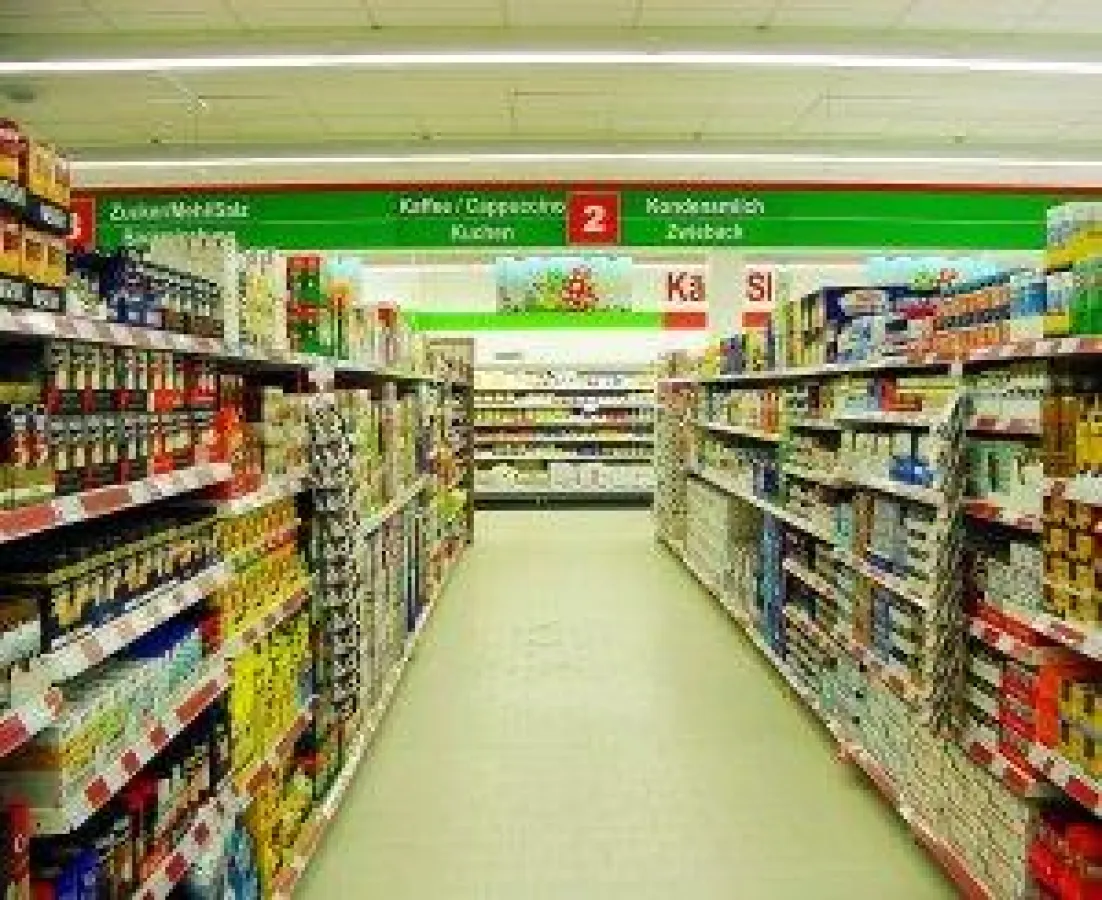 Überangebot in deutschen Supermarktregalen/ Photocase