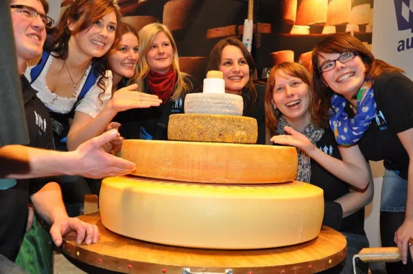 Bild: Ein Turm aus Käse: Bayerische Käsekunde auf der Grünen Woche