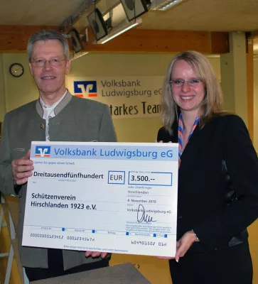 Bild: Volltreffer: Volksbank Ludwigsburg unterstützt den Schützenverein Hirschlanden