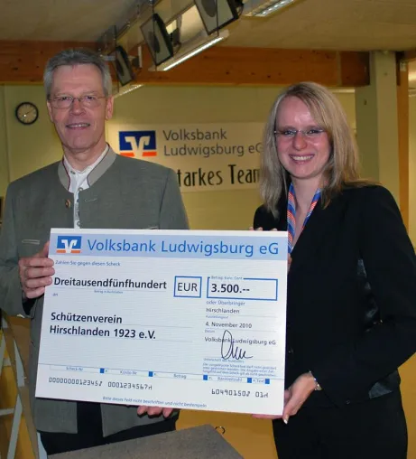 Volltreffer: Volksbank Ludwigsburg unterstützt den Schützenverein Hirschlanden Bild: Volltreffer: Volksbank Ludwigsburg unterstützt den Schützenverein Hirschlanden