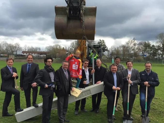 Spatenstich Neubau Profi-Eisstadion Kaufbeuren – HITZLER INGENIEURE steuert Projekt Bild: Spatenstich Neubau Profi-Eisstadion Kaufbeuren – HITZLER INGENIEURE steuert Projekt