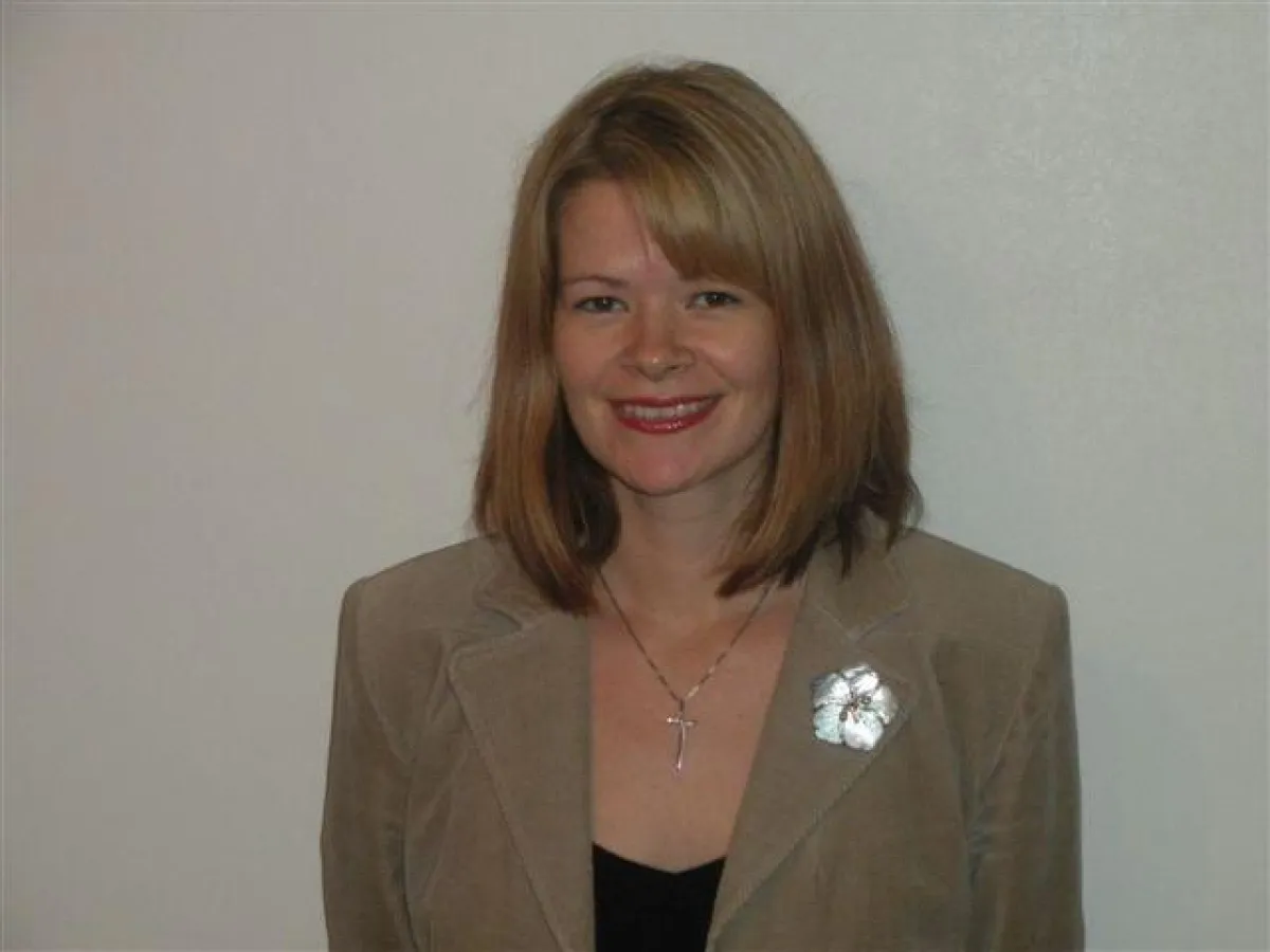 Katie Lambourne berät Sie gern zu Sommerschulen: 