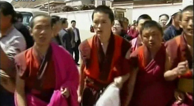 Bild: Willkürliche Entführung eines Mönches des Klosters Labrang bei Polizeiaktion im Mai (TCHRD)