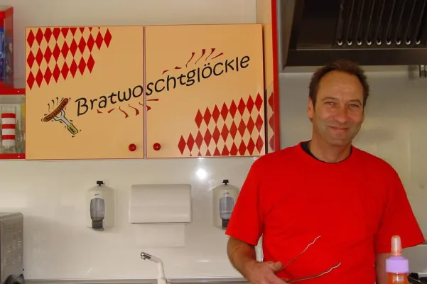 Bild: Fränkischer Spezialitäten-Imbiss „Bratwoschtglöckle“ feiert Jubiläum in Kiel