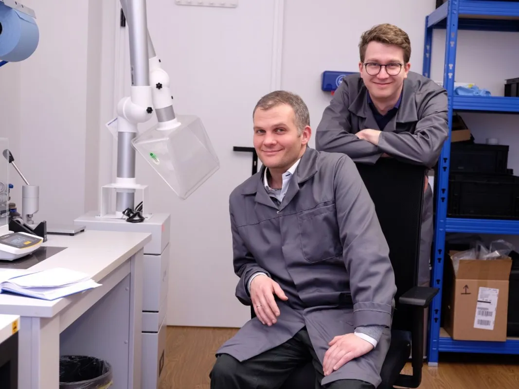 Johannes Roth und (links im Bild) und Dr. Nicholas Ecke (rechts im Bild), sensXPERT (© sensXPERT)