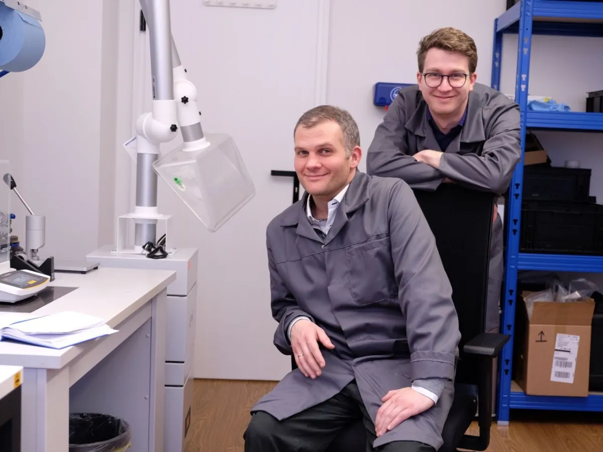 Johannes Roth und (links im Bild) und Dr. Nicholas Ecke (rechts im Bild), sensXPERT (© sensXPERT)