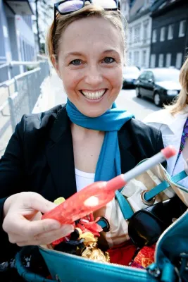 Bild: Mit Clutch & Co auf der Couch – die Handtaschen-Therapeutin knackt Tabuzone