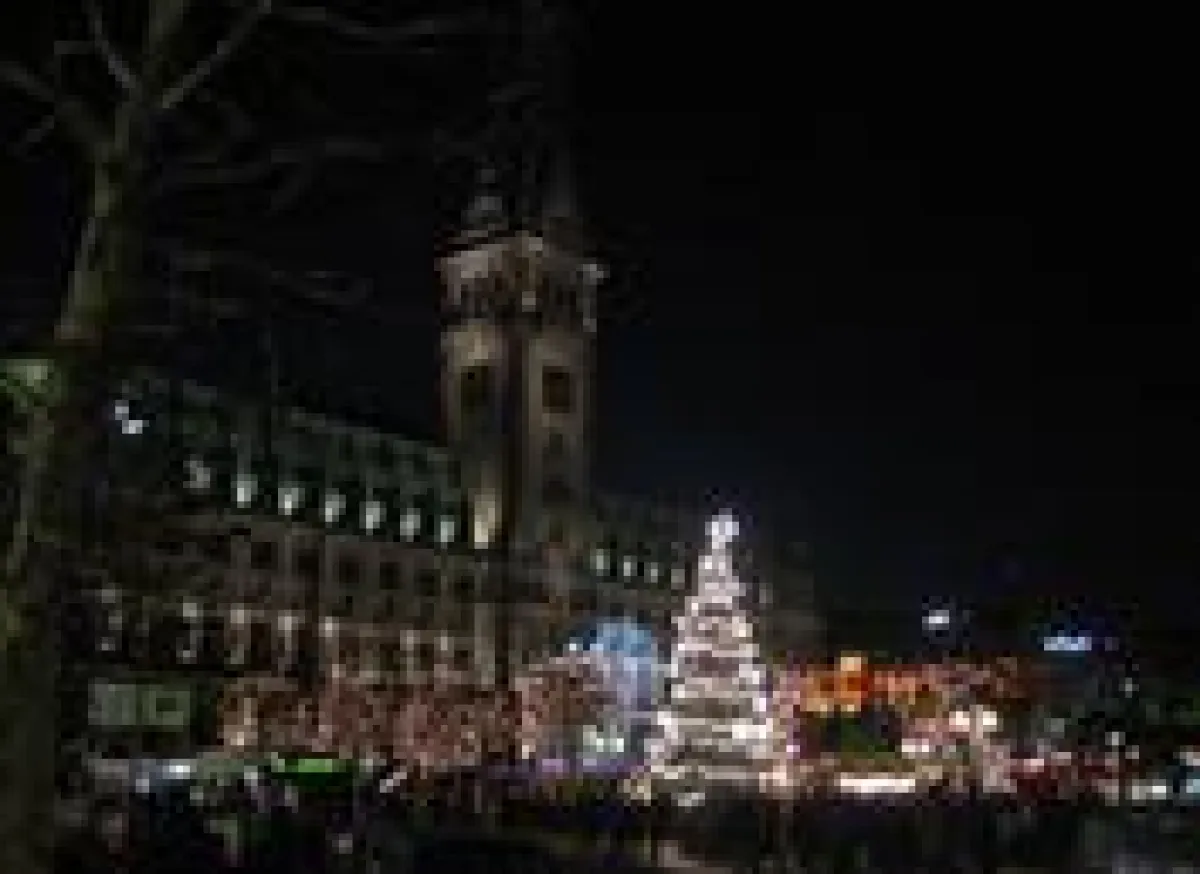 Weihnachtsmarkt vorm Hamburger Rathaus