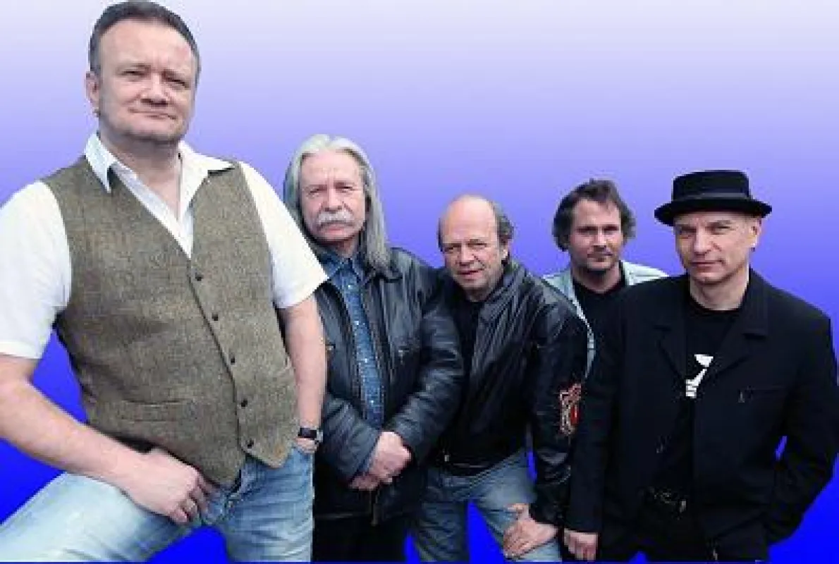 von links: Michael Momo Grimm,Gesang und Bass,Stefan Josefus,Drums u. Percussion,Mick Hannes,Gitarre