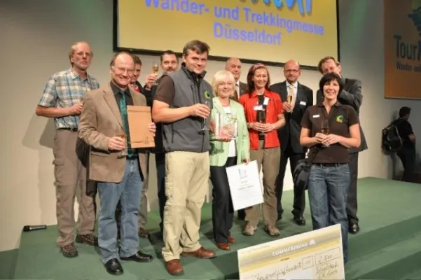 Bild: Europäisches Tourismus Institut und das Fachblatt Wandermagazin ehren Wanderfachleute 2010