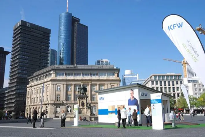 Bild: KfW Roadshow mit mobilem Haus