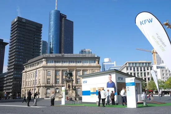 Bild: KfW Roadshow mit mobilem Haus
