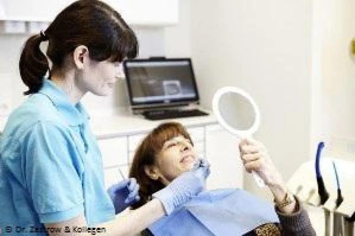 Eine Professionelle Zahnreinigung und ein Bleaching lassen Zähne wieder strahlen / © Dr. Zastrow & K