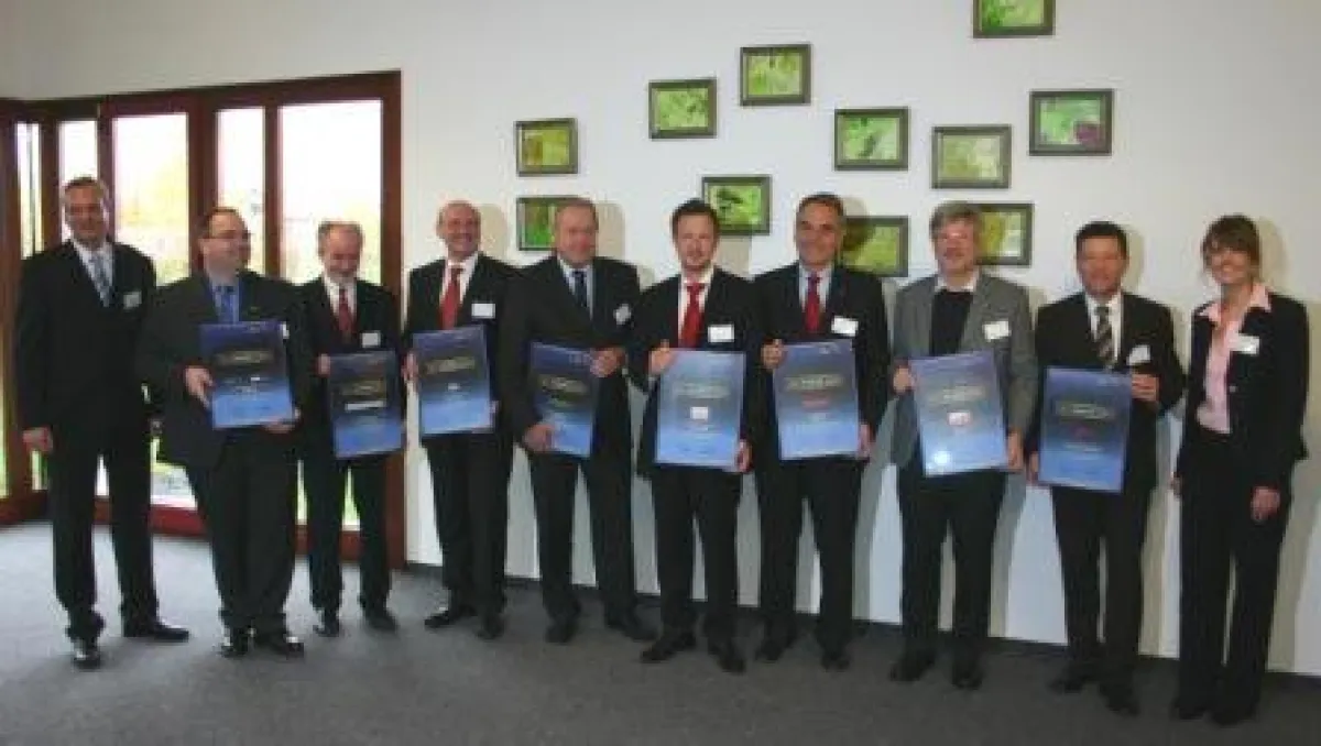 Die Preisträger des F&C-AWARDs GOLD (v.l.n.r.): Herr Dr. Ahlert (F&C), Herr Neumann (Isotec), Herr Borgemeister (Apollo-Optik), Herr Albrecht (city-map), Herr Heydt (Portas), Herr Lukies (Fressnapf), 