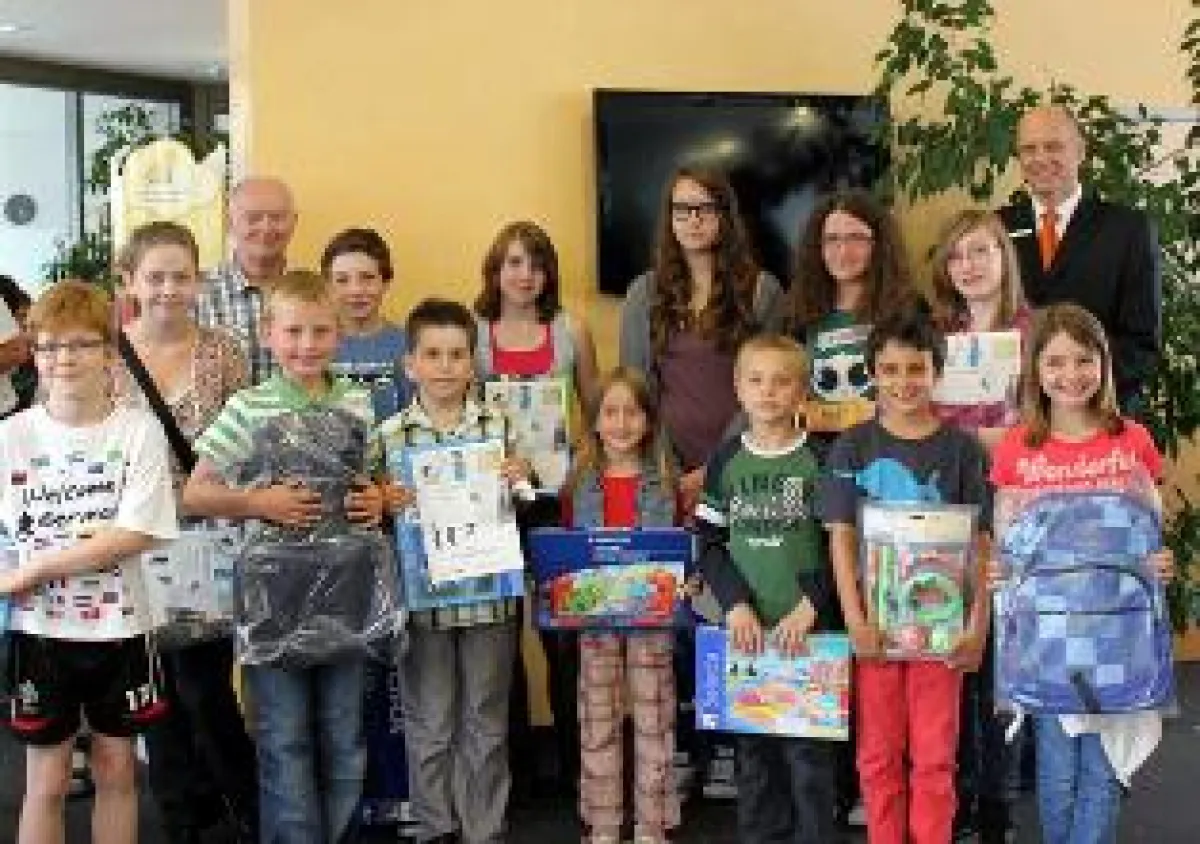 Gewinner des Jugendwettbewerbs in Jöhlingen, Herr Bohmüller, Geschäftstellenleiter aus Jöhlingen