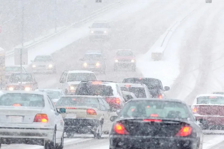 Bild: Massenunfall bei Schnee und Glatteis: Wer muss zahlen?