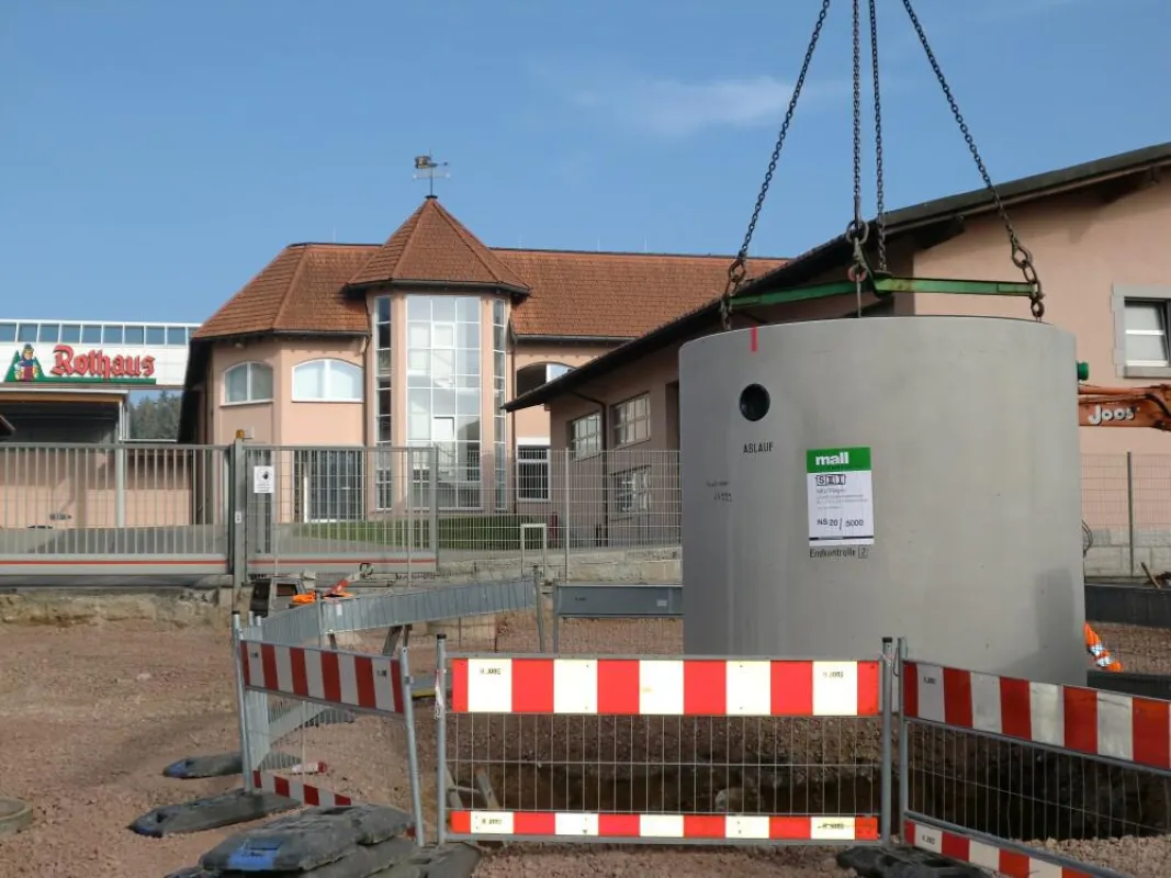 Abscheider von Mall werden werkseitig vorausgerüstet und direkt in die Baugrube versetzt. (Mall GmbH