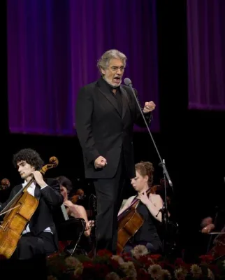 Bild: Plácido Domingo mit viel Prominenz auf dem Bowling Green in Wiesbaden am 31.07.07