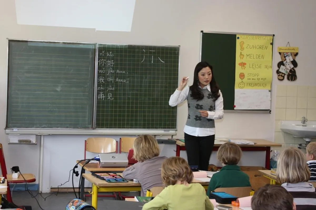 SONG Fang, Chinesischlehrerin des Konfuzius Institut Frankfurt im Unterricht der Holzhausenschule Frankfurt