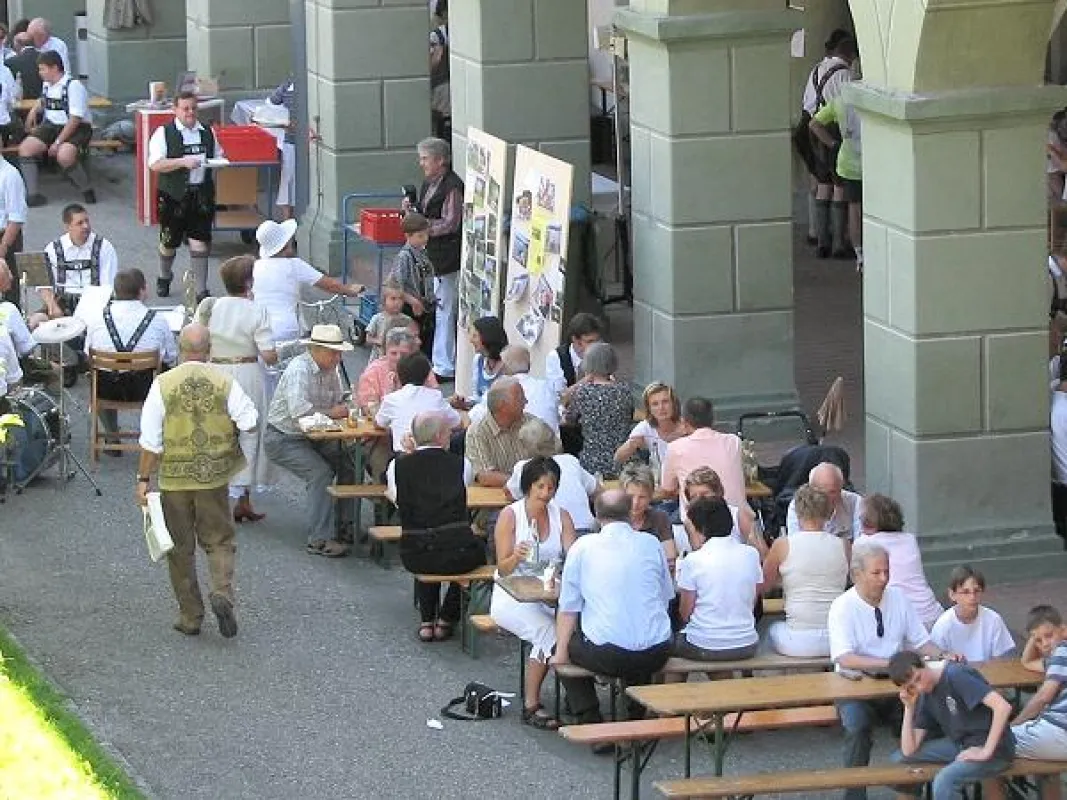 Benediktbeurer Pfarrfest unter den Klosterarkaden (Foto: M. Schäfer)