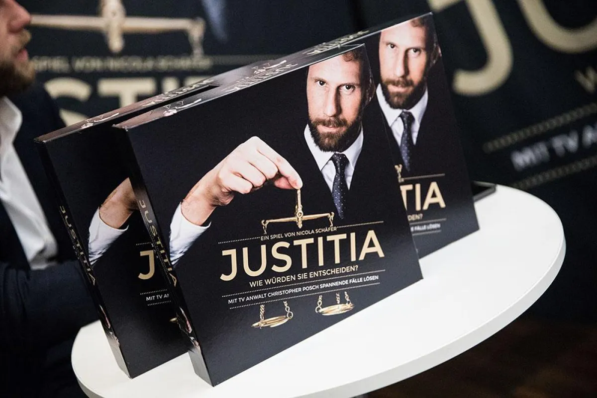 Staranwalt Christopher Posch mit Spieleautorin Nicola Schäfer