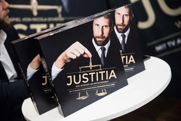 Bild: JUSTITIA! WIE WÜRDEN SIE ENTSCHEIDEN? Ein Brettspiel mit TV-Anwalt Christopher Posch