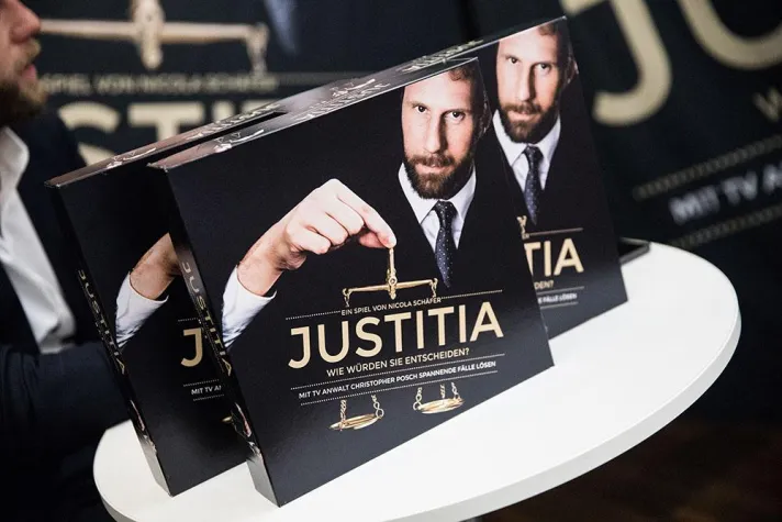 Bild: JUSTITIA! WIE WÜRDEN SIE ENTSCHEIDEN? Ein Brettspiel mit TV-Anwalt Christopher Posch
