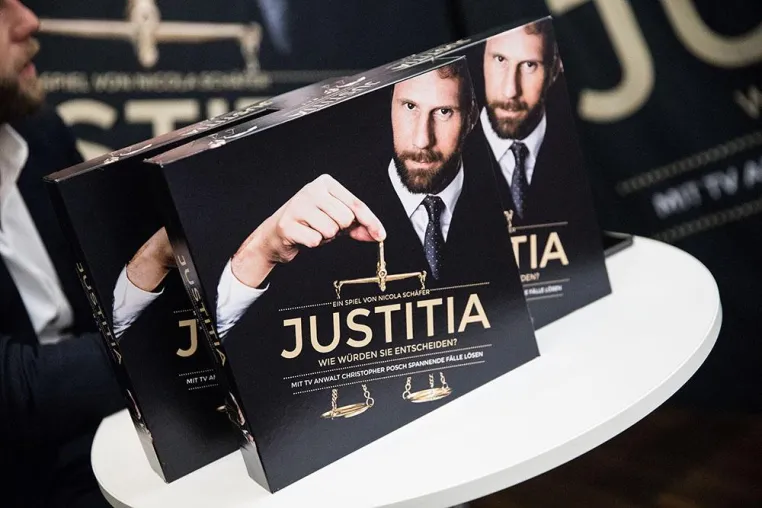 Bild: JUSTITIA! WIE WÜRDEN SIE ENTSCHEIDEN? Ein Brettspiel mit TV-Anwalt Christopher Posch