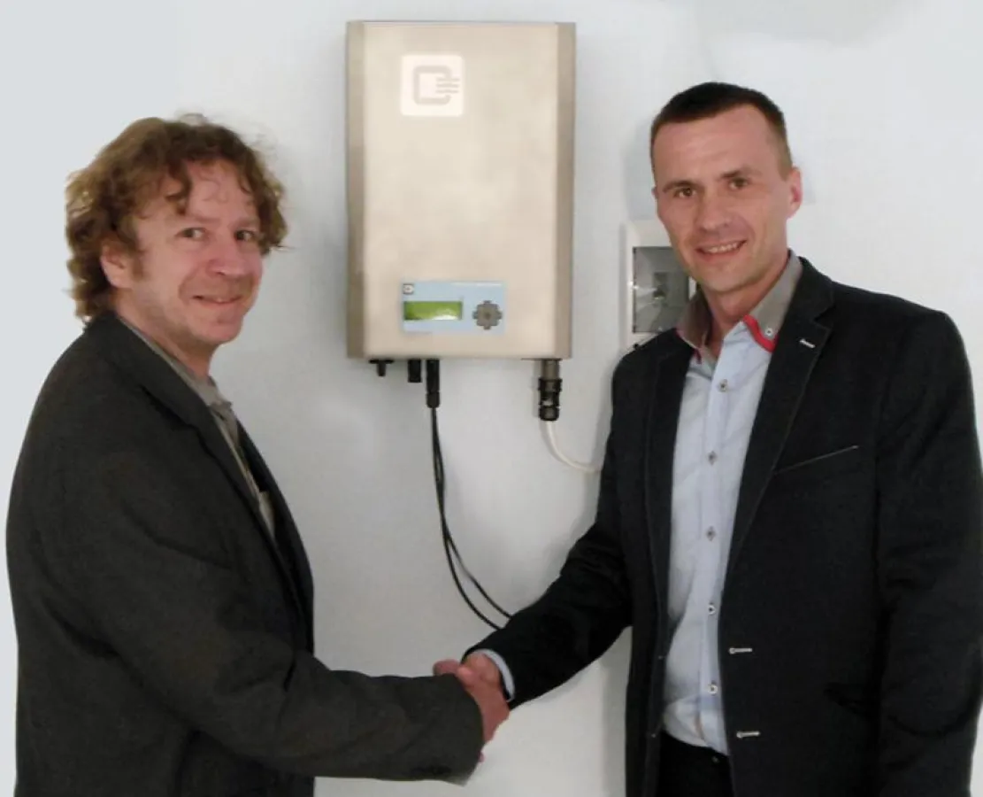 Thomas Neumann (links) freut sich mit Lukasz Studzinski (rechts) über die zukünftige Zusammenarbeit.