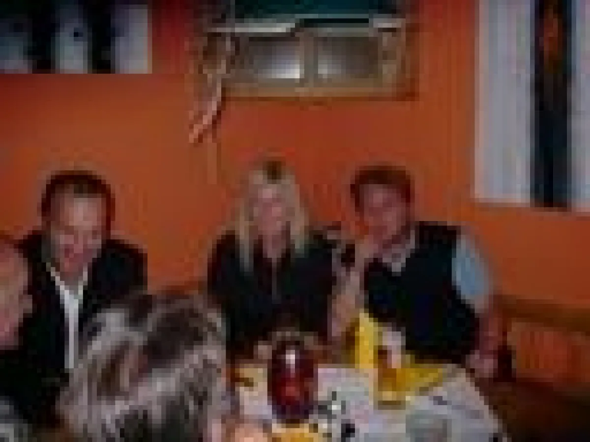 Beim gemütlichen Ausklang im „Menue Orange“: Sportwart Michael Berghamer, Andrea Ullmann(Ullmann Fashion) und Peter Leuthner(Seele Austria).