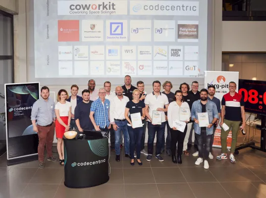 Bild: Berg-Pitch bei Rekordhitze und mit Rekordteilnehmerzahl - Startups pitchen bei fast 40 Grad.