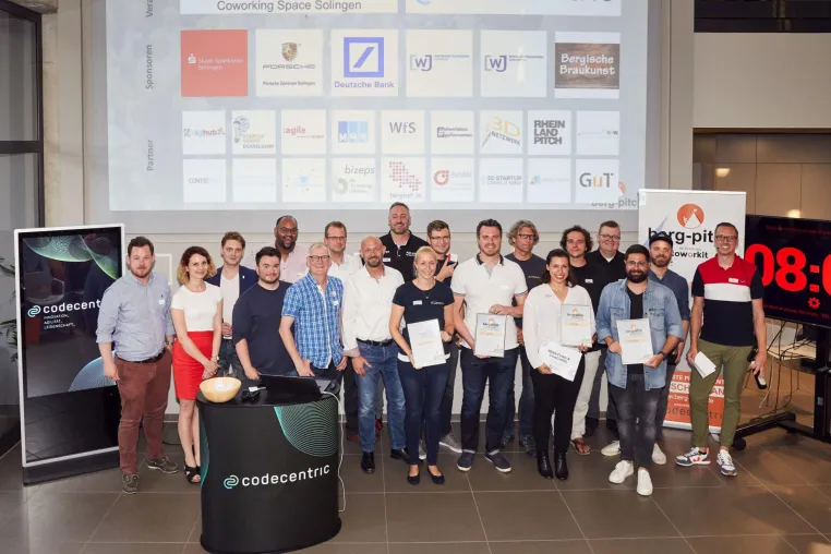 Berg-Pitch bei Rekordhitze und mit Rekordteilnehmerzahl - Startups pitchen bei fast 40 Grad. Bild: Berg-Pitch bei Rekordhitze und mit Rekordteilnehmerzahl - Startups pitchen bei fast 40 Grad.