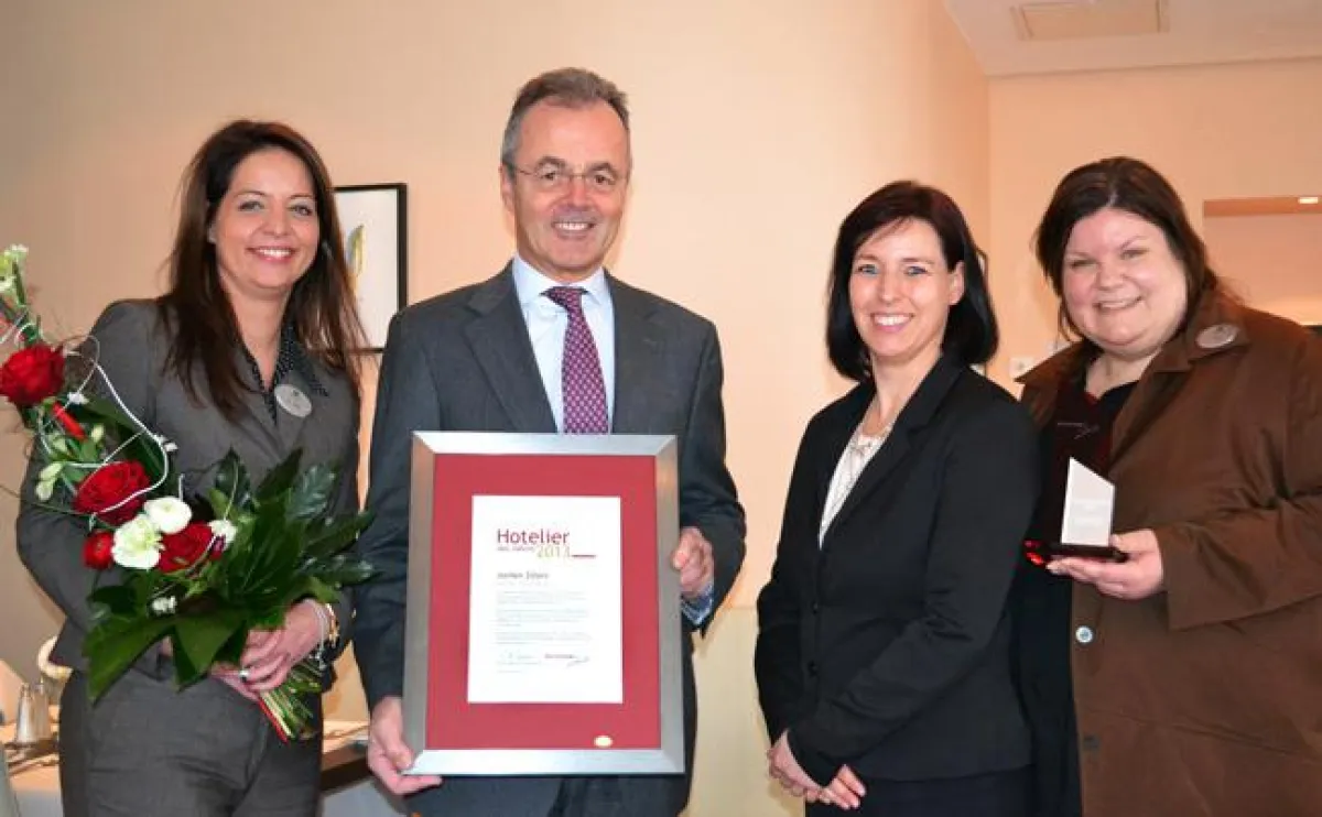 Alexandra Thiel, der Hotelier des Jahres Jochen Zillert, Nicole Morawietz von Kurzurlaub.de und Sünj