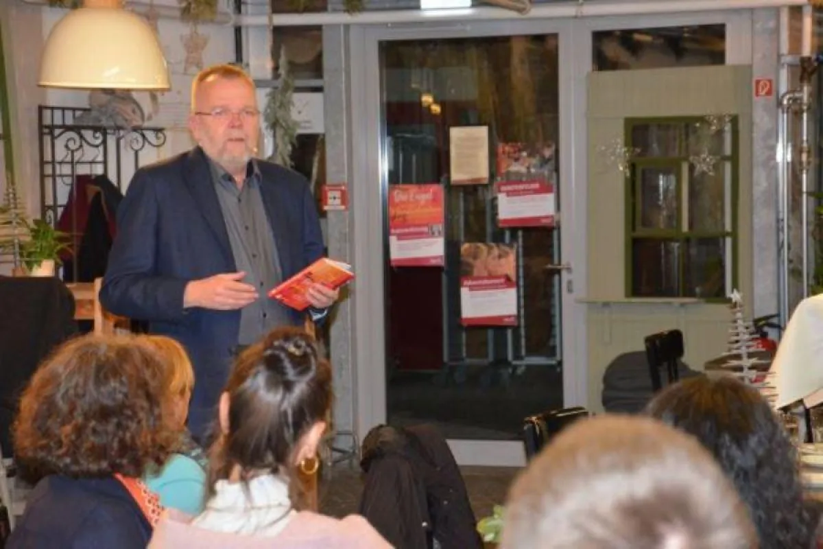 Prälat Michael H. F. Brock stellte interressierten Zuhören sein neues Buch vor.