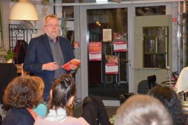 Bild: Lesung bei Marmorkuchen