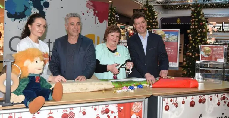 Bild: Geschenke schön einpacken lassen und dabei Gutes für die Grünen Damen des Dresdner Uniklinikums tun