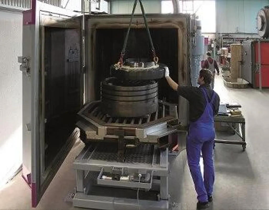 Folienblaskopf-Reinigung im thermischen Vakuumpyrolyse-System VACUCLEAN von SCHWING Technologies