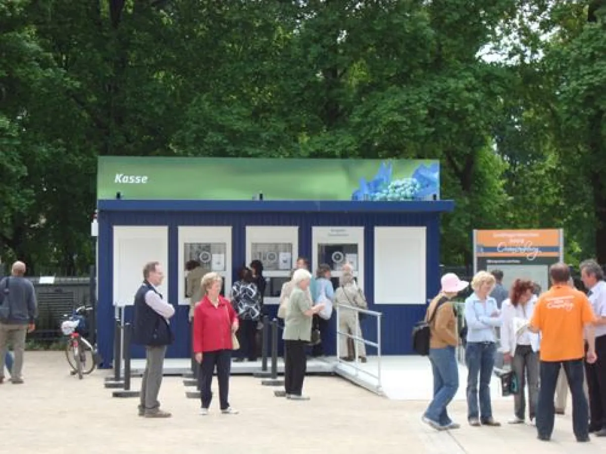 In das Kassenhaus mit 6 Verkaufsstellen ist auch ein Sanitärbereich integriert.