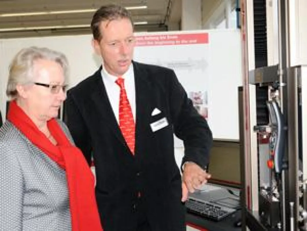 Dr. Stefan Roell präsentiert auf der testXpo