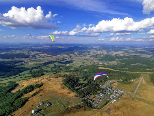 Bild: Mit Sonne den Berg hinauf: Wie CO2-neutral urlauben und CO2-frei fliegen?