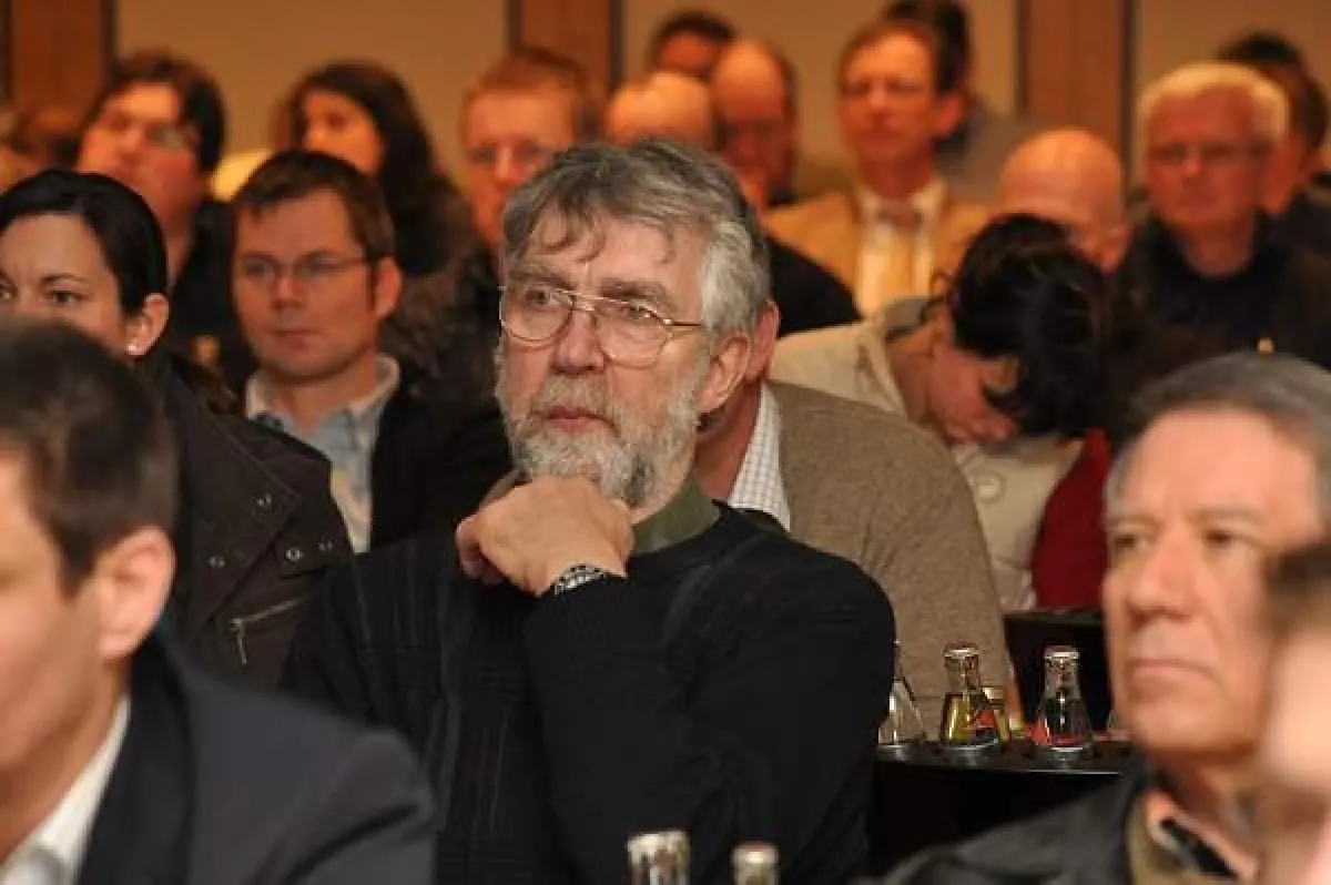 Blick in das vollbesetzte Plenum