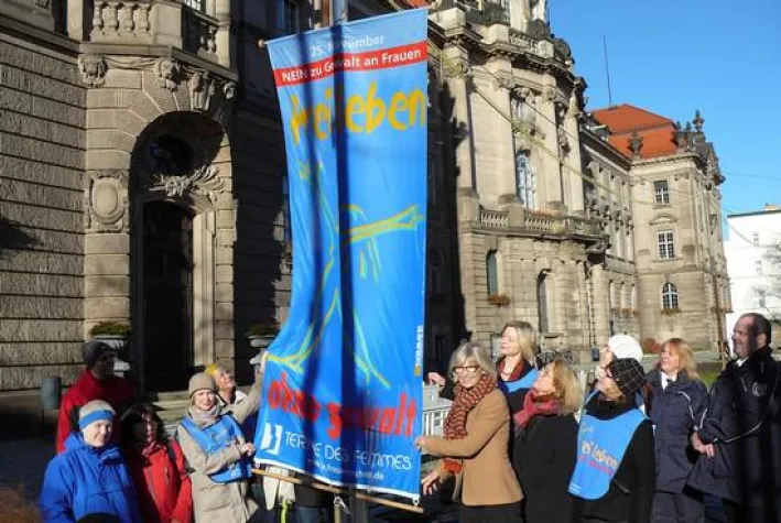 Bild: TERRE DES FEMMES ruft auf zur weltweiten Fahnenaktion am 25.11.