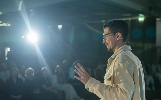 Bild: Can Demiriz berührt mit Jesus-Botschaft beim Speaker Slam – und gewinnt den Excellence Award