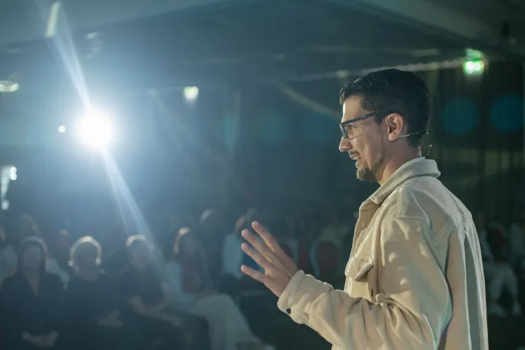 Bild: Can Demiriz berührt mit Jesus-Botschaft beim Speaker Slam – und gewinnt den Excellence Award
