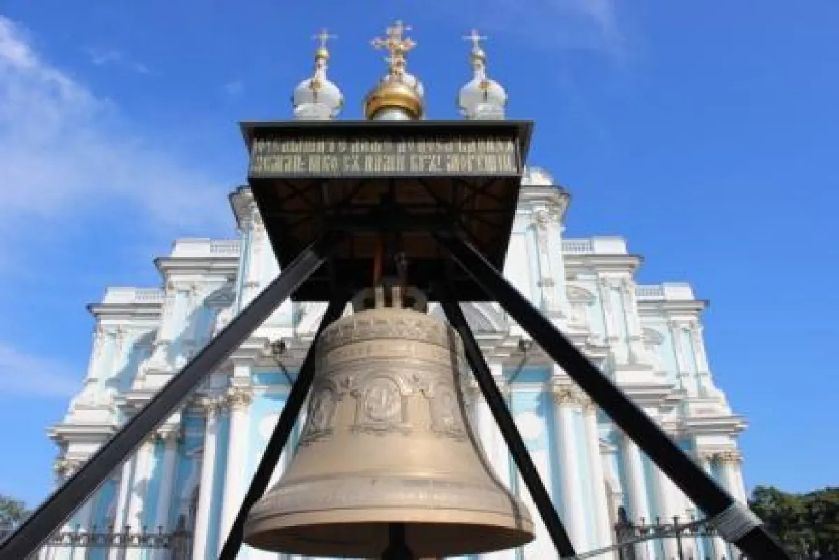 Glocke vor der Smolny-Kathedrale copyright: Go East Reisen