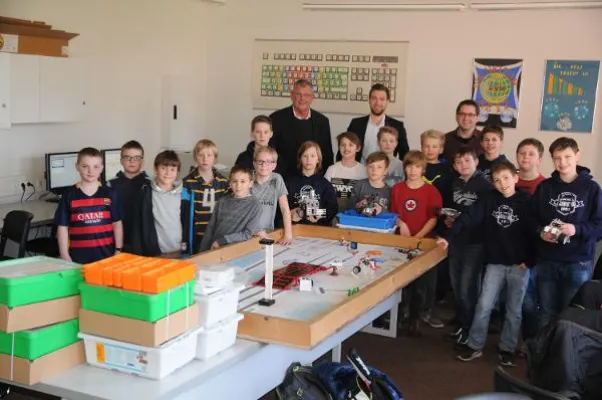 Bild: Investition in die Ingenieure von morgen: FRIWO spendet Robotik-Baukästen an lokale Schulen