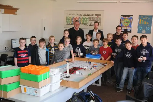 Bild: Investition in die Ingenieure von morgen: FRIWO spendet Robotik-Baukästen an lokale Schulen