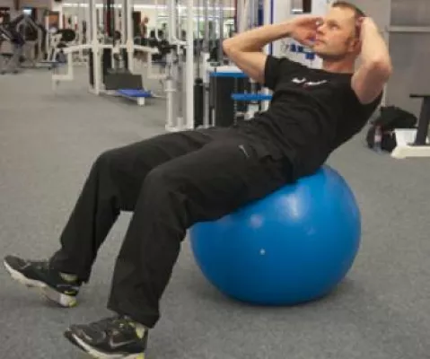 Bild: Mit dem Ball und vielen Übungen zum Sixpack