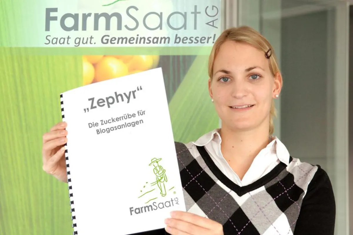 Stephanie Preller, Produktmanagerin der FarmSaat AG, mit Produktinformationen zur neuen Biogasrübe ZEPHYR